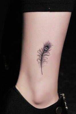 Tatouage plume de paon sur la cheville